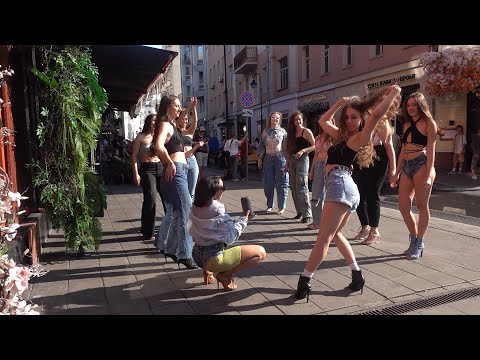 Видео: Москва. Девушки ходят с табличками и танцуют на Патриарших прудах