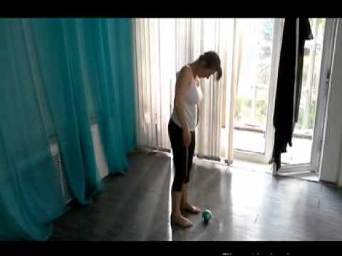 Видео: Фитнес дома. Снимаем напряжение в спине.