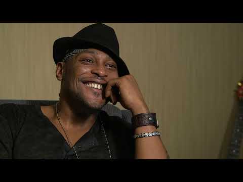 Видео: Д'Анджело говорит о фанке и играет P-Funk-мелодии.