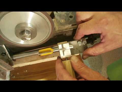 Видео: Самодельное заточное устройство. A device for sharpening milling cutters.