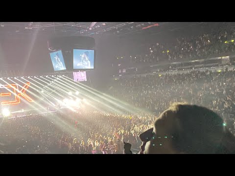 Видео: VLOG: КОНЦЕРТ ЕГОРА КРИДА В СПБ ЛЕДОВЫЙ 30.09. передаем привет подписчику!!!!!!