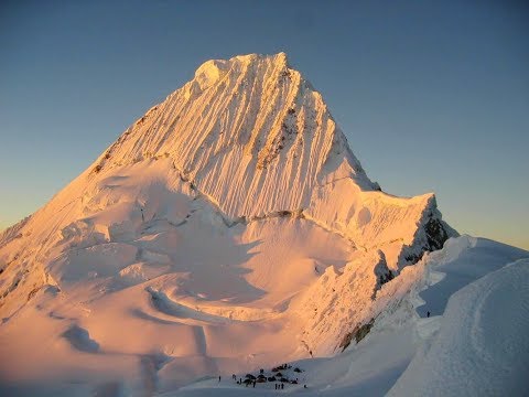 Видео: Крутое видео восхождения на #Альпамайо (Перу) с Альпомания | Trekking to the #Alpamayo Mountain