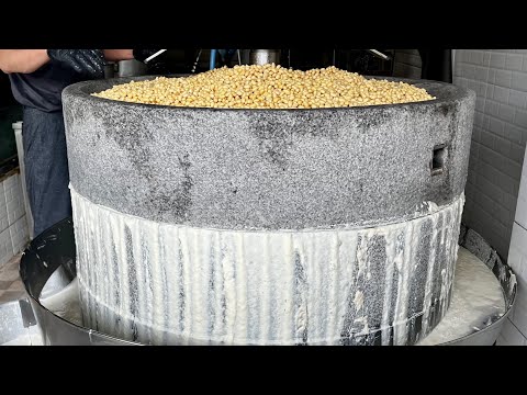 Видео: Удивительный масштаб! Гигантское каменное блюдо из тофу в Корее / корейская уличная еда