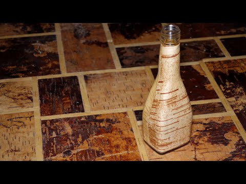 Видео: Как закрыть бутылку двумя кусками бересты вместе с горлышком.