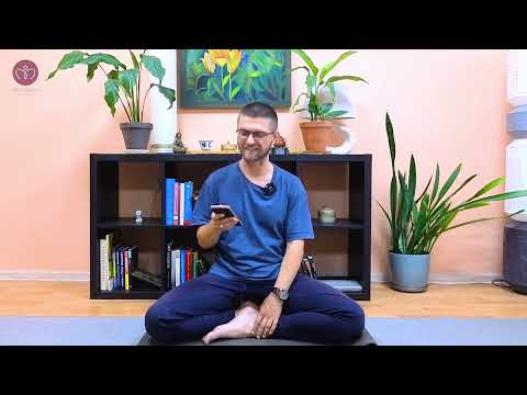 Видео: Как выполнять праняму с сутулостью?