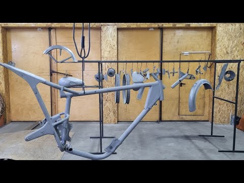 Видео: Покраска под лак мотоцикл Минск М103 Часть 1 грунтование