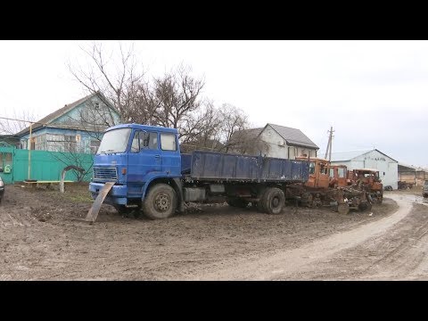 Видео: «Горячая линия». Фермер устроил стоянку спецтехники прямо на улице