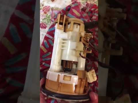 Видео: Toyota Corolla е120 замена топливного фильтра