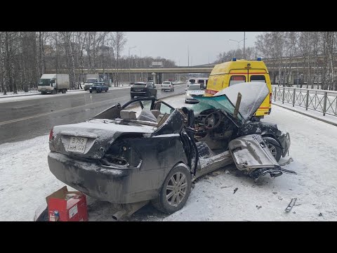 Видео: Молодой врач купил старую машину и разбился на первом снегу