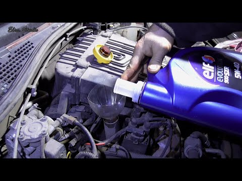 Видео: Замена масла двигателя Renault Sandero