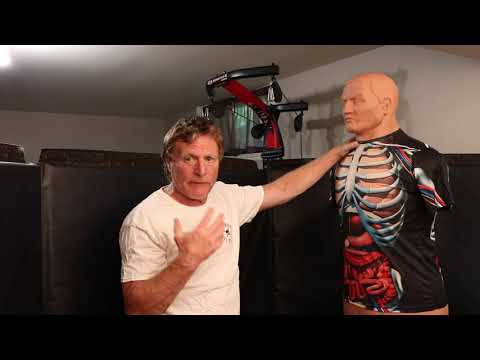 Видео: АКЦЕНТ НА ​​ВЕРТИКАЛЬНОМ ДВИЖЕНИИ В КЛАССИЧЕСКОМ УДАРЕ ФЭЙРБЕРНА В ПОДБОРОДОК