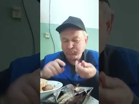 Видео: Ем мойву холодного копчения прикупил в магазине красное и белое