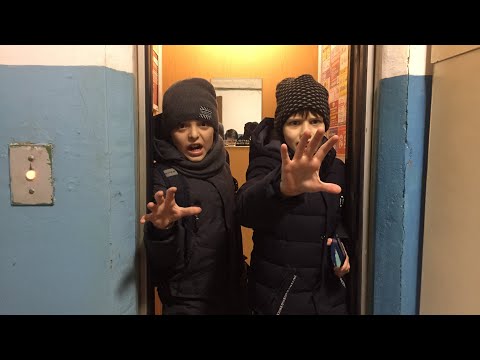 Видео: 2 друга застряли в старом лифте!