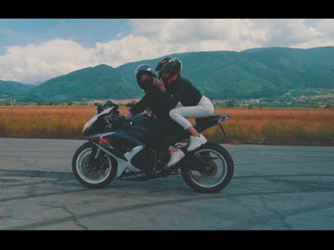 Видео: Мотористка и Дрифтърка  си разменят машините