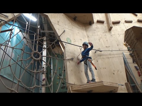 Видео: Веревочный парк скалодром Norway park Лондон Молл Санкт-Петербург, прохождение Зеленой трассы 120 см