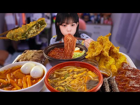 Видео: Я один, смотря Netflix дома 🍚 Tteokbokki + Sundae + fried food ASMR MUKBANG