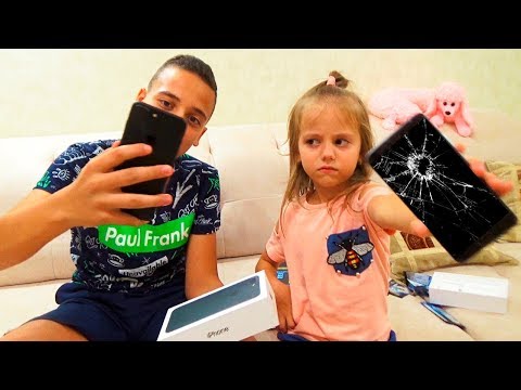 Видео: Саше АЙФОН а Насте СТАРЫЙ телефон ИГРЫ для детей