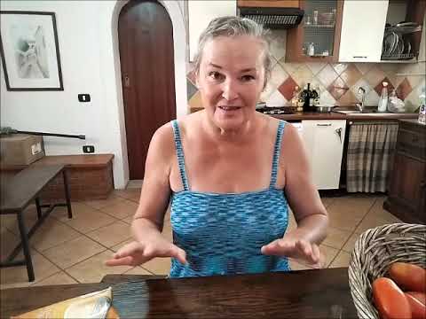 Видео: Итальянки не полнеют от итальянской кухни. Баклажаны с сыром и соусом. Melanzane alla parmigiana.