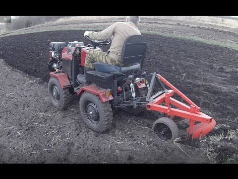 Видео: Самодельный минитрактор. Вспашка плугом.
