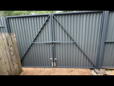 Видео: забор из профнастила под ключ! ворота распашные + калитка
