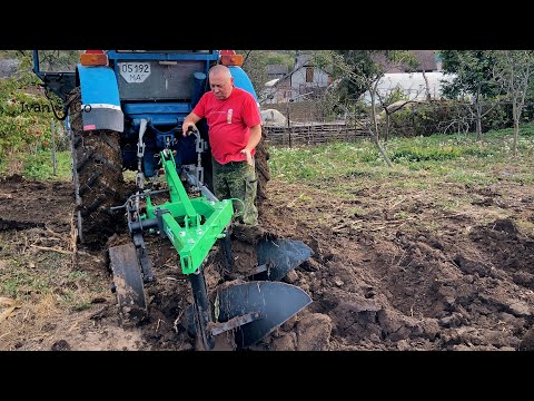 Видео: Оранка трактором т-40, плуг Бомет-2/35. Приорюю гній.