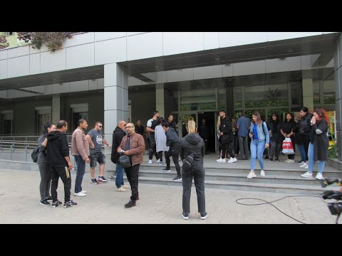 Видео: Близки на починалата родилка в Русе излязоха на протест, искат отговори