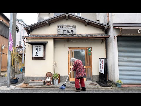 Видео: Готовим удон 58 лет в закусочной 100 Years Old Diner! Трудолюбивая бабушка | Удон в Киото