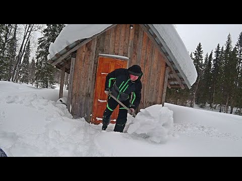 Видео: Избу завалило снегом! Пробираюсь на хариусовую рыбалку!