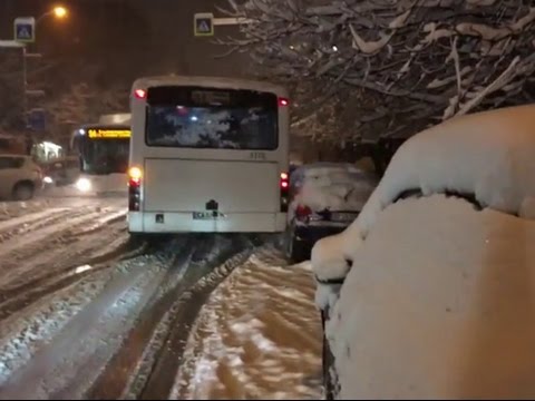 Видео: Автобус на градския транспорт помете коли в София (ВИДЕО) (20.01.2016г.)
