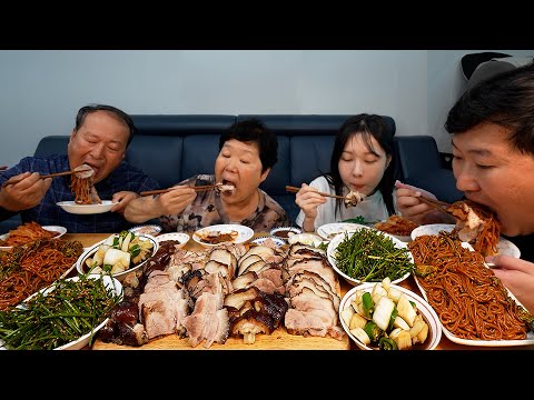 Видео: Джокбал и Макгуксу! (Отварные свиные ножки и острая гречневая лапша) - Кулинарное шоу Мукбанг