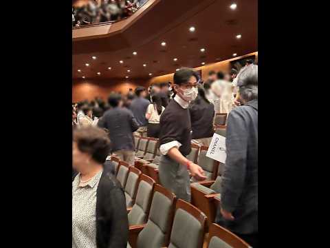 Видео: V BTS замечены с легендарным режиссером — актер Тэхён приезжает!