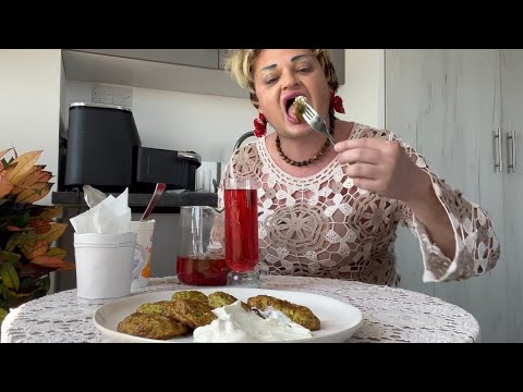 Видео: Голодная Женщина: Нежнейшие кабачковые оладьи + волшебный чай из мяты и сливы! / ШУРА СТОУН НА КУХНЕ