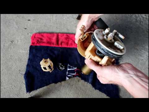 Видео: Замена топливного фильтра и сетки бензонасоса Hyundai Accent 1,5 Хендай Акцент 2006 года Тагаз