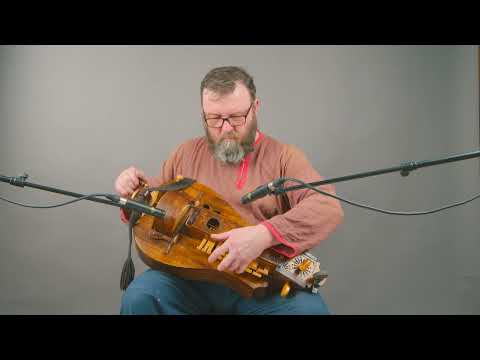 Видео: Трёх-струнная лира с жильными струнами. Russian hurdy gurdy.