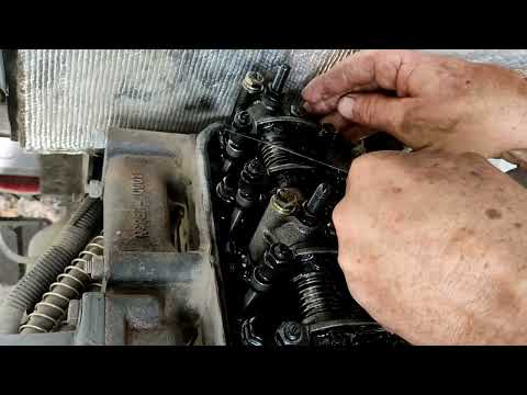 Видео: Регулювання клапанів на Донг Фенд 404 G2 На 330 мото годин