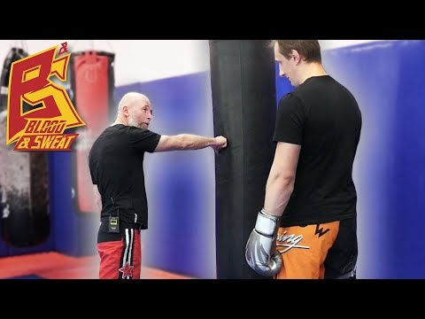 Видео: Как поставить сильный удар на боксерском мешке / Техника бокса / Александр Степнов