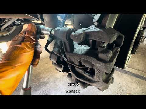 Видео: Снятие и замена задних тормозных колодок BMW X1 2017 f48 f45 #обслуживание #тормозныеколодки #bmwx1