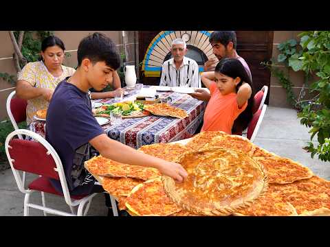 Видео: Турецкая уличная еда Лахмаджун по-деревенски в духовке!