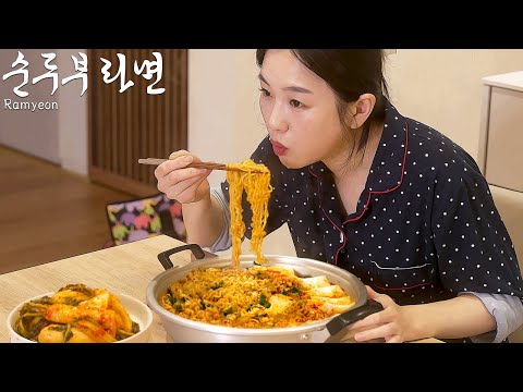 Видео: Способ вкуснее есть жареные сырные шарики: «Пряный рамэн мукбанг».