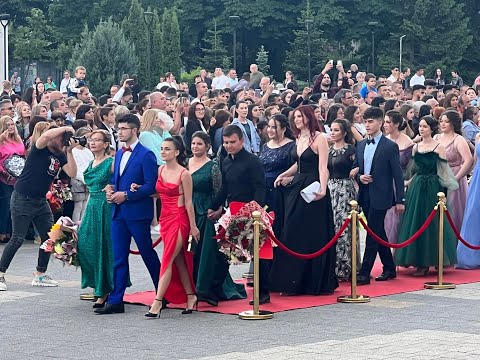 Видео: Празнично дефиле на абитуриентите от Випуск 2022 в Търговище