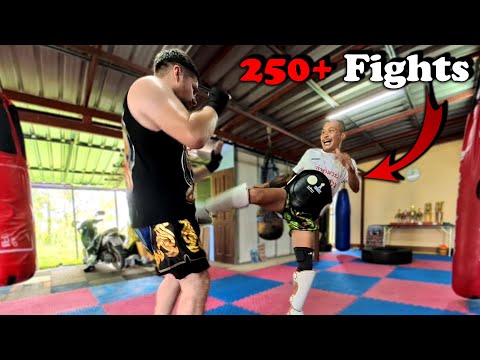 Видео: Я тренировался с тренером по муай-тай Кру Тоном, будучи новичком с избыточным весом.
