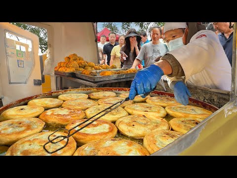 Видео: Продовольственный рынок в Тяньцзине, Китай: цзяньбин, хрустящие оладьи с креветками и другое