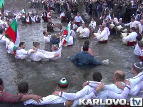 Видео: Калоферци се обединиха, изиграха заедно с гостите мъжкото хоро
