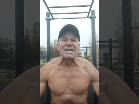 Видео: Отжимания на турнике за 10 минутный интервал от бомжвалера