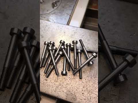 Видео: Как делать тонкие и длинные детали на токарном станке