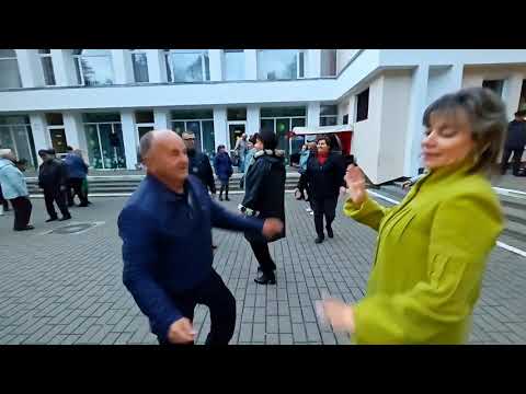 Видео: 5.10.25г... "По Маленькой, По Рюмочке"... звучит на Танцполе в Гомельском парке... 