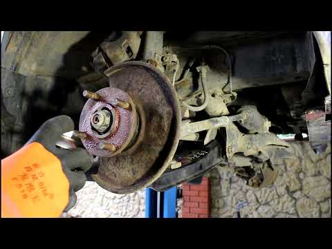 Видео: Замена переднего правого подшипника ступицы на Suzuki Every 0,7  Сузуки Эвери 2001 г