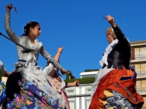 Видео: Валенсия, народные танцы на площади Девы Марии / Valencia, España