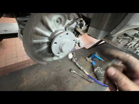 Видео: Фольксваген Тигуан замена задних тормозов.