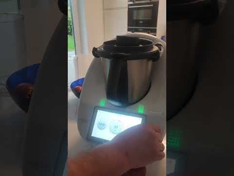 Видео: Как приготовить натуральный яблочный сок в Thermomix Термомиксе